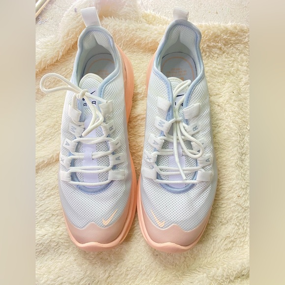 Nike shoes - Picture 4 of 4